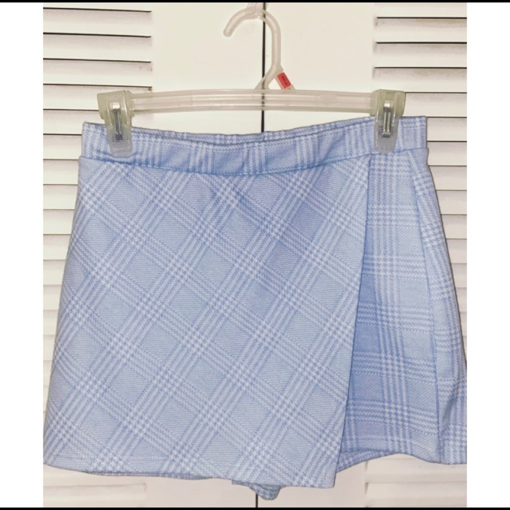 Light blue print mini skort.